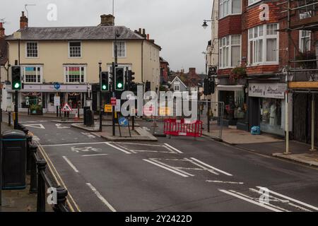 Dorking, Surrey, Großbritannien, 09-08-2024: West Street geschlossen mit Wegweisern und Barrieren an Pump Corner Traffic Lights, Show Business Shops Display. Stockfoto