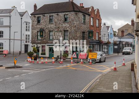 Dorking, Surrey, Großbritannien, 09-08-2024: West Street geschlossen mit Wegweisern an der Kreuzung der Junction Road, die das Star Public House mit Geschäften zeigen. Stockfoto