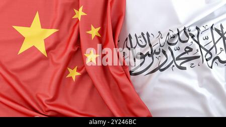 Textur der Flagge Chinas neben der Flagge des Islamischen Emirates Afghanistan, die politische Beziehungen repräsentiert. 3D-Rendering Stockfoto