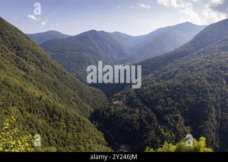 Die Landschaft des Valle Cannobina aus Spoccia, Piemont, Italien, eine wunderschöne Bergkette mit grünen Hügeln und versteckten Dörfern in Nort Stockfoto