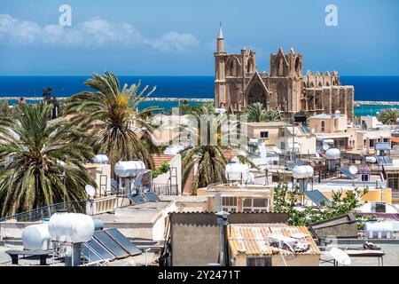 Die Lala Mustafa Pascha Moschee thront über der mediterranen Stadt Famagusta. Zypern Stockfoto