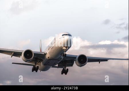 Larnaca, Zypern - 24. Mai 2024: Großes Passagierflugzeug von Emirates Airlines nähert sich der Landebahn an Stockfoto