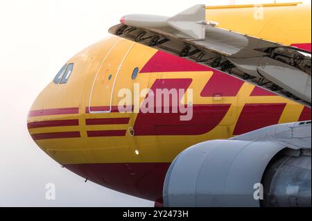 Larnaka, Zypern - 24. Mai 2024: Gelbes DHL Frachtflugzeug Nahaufnahme Stockfoto