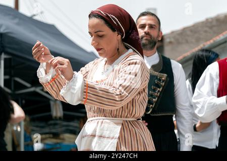 Dora (Dhora), Limassol District, Zypern - 28. Mai 2023: Frau spielt traditionellen Tanz in traditionellem Kleid beim Dora Revival Festival Stockfoto