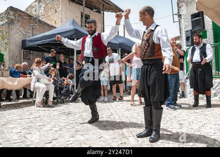 Dora (Dhora), Bezirk Limassol, Zypern - 28. Mai 2023: Zwei Männer spielen traditionellen zyprischen Tanz beim Dora-Dorffest Stockfoto