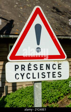 Anwesenheit Radfahrer Straßenschild ein Ausrufezeichen Warnschild Stockfoto