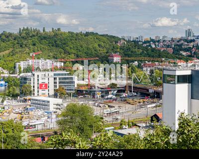 Zlichov, Bahnhof, Haltestelle für öffentliche Verkehrsmittel, Straßenbahn, Kreuzung Nadrazni, Straße Na Zlichove und Straße Strakonicka, Baustelle Dvorecky-Brücke, links Stockfoto