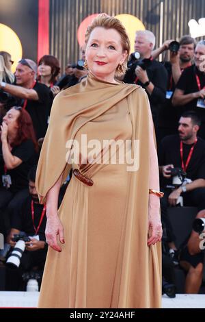 VENEDIG, ITALIEN – 03. SEPTEMBER: Lesley Manville besucht den „Queer“-roten Teppich während des 81. Internationalen Filmfestivals von Venedig am 03. September 2024 in Venedig. (Foto: Mark Cape/Insidefoto) Stockfoto