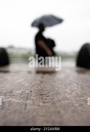 Dortmund, Deutschland. September 2024. Es gibt kleine Wasserpfützen auf dem Tisch eines Restaurants im Freien am Lake Phoenix. Es wird nur am Dienstag mit sporadisch regnen. Quelle: Bernd Thissen/dpa/Alamy Live News Stockfoto