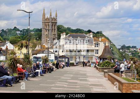 Teignmouth Strandresort breite Promenade lange Sitzreihe sehr beliebt für ältere ältere und ältere Rentner im kalten Juni Devon England, Großbritannien Stockfoto