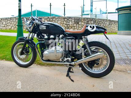 Das unberührte britische Triumph Thruxton 900 Retro-Motorrad parkt in der Straße Magdalena Gardens Santander Cantabria Spanien Stockfoto