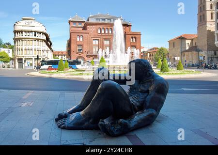 Brunnen Leon Museum BBVA Bank und La Vieja Negrilla Bronzeskulptur von Amancio González Andrés Plaza de Santo Domingo Leon Castile und Leon Spanien Stockfoto