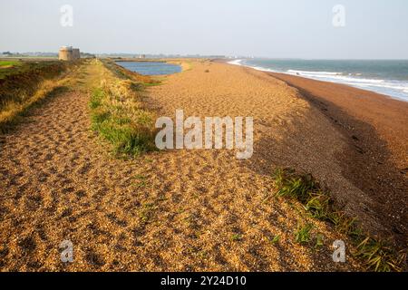 Blick auf die Nordseeküste auf den Schindelgrat und die Lagune an der Strandbar, Shingle Street, East Lane, Bawdsey, Suffolk, England, Großbritannien Stockfoto