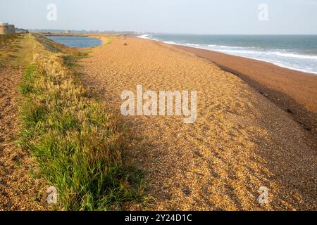 Blick auf die Nordseeküste auf den Schindelgrat und die Lagune an der Strandbar, Shingle Street, East Lane, Bawdsey, Suffolk, England, Großbritannien Stockfoto