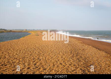 Blick auf die Nordseeküste auf den Schindelgrat und die Lagune an der Strandbar, Shingle Street, East Lane, Bawdsey, Suffolk, England, Großbritannien Stockfoto