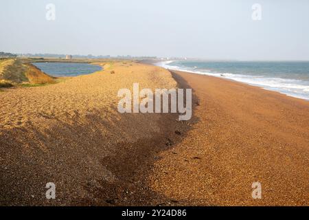 Blick auf die Nordseeküste auf den Schindelgrat und die Lagune an der Strandbar, Shingle Street, East Lane, Bawdsey, Suffolk, England, Großbritannien Stockfoto