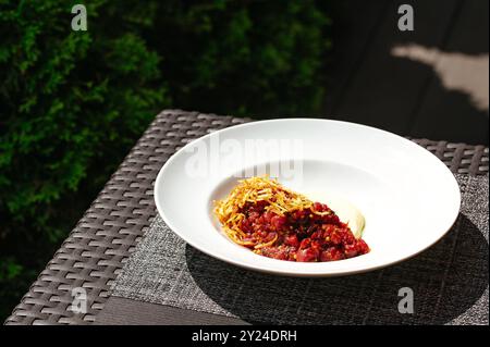Marmor-Rindertartar auf einem Teller Stockfoto