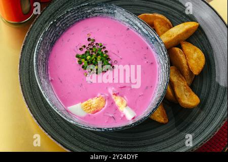 Kalte Suppe mit Roter Bete, Ei in einer Schüssel Stockfoto