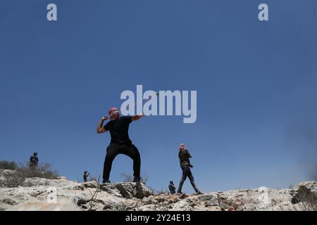 Nablus, Westjordanland, Palästina. Juli 2021. Es kommt zu Auseinandersetzungen zwischen palästinensischen Demonstranten und der israelischen Armee im Dorf Beita im nördlichen Westjordanland in der Nähe von Nablus. Die Palästinenser hielten am Freitag eine Demonstration gegen die Beschlagnahme von Land aus dem Dorf durch jüdische israelische Siedler ab, die einen neuen Außenposten auf dem Berg Sabih errichteten. Die Spannungen im Westjordanland sind immer hoch, da die Siedler die Enteignung palästinensischen Landes fortsetzen, um neue Siedlungen zu bauen, die nach dem Völkerrecht als illegal gelten. Israelische Truppen wenden oft unverhältnismäßige Gewalt gegen Palästinenser an, die sich weigern, ihre zu evakuieren Stockfoto