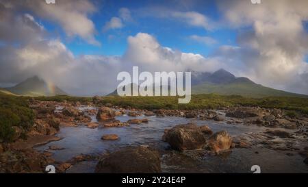 Regenbogen über dem Sligachan River, Highlands, schottland. Stockfoto