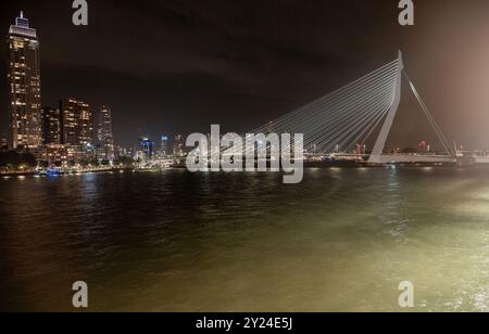 Die Erasmusbrug, oder schlank auf Englisch, vollendete 1996 die Nieuwe Maas, Rhein über Rotterdam Hafen Stockfoto