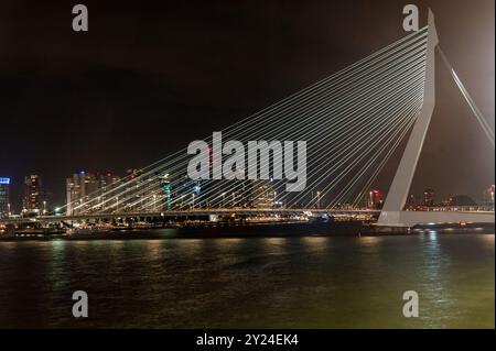 Die Erasmusbrug, oder schlank auf Englisch, vollendete 1996 die Nieuwe Maas, Rhein über Rotterdam Hafen Stockfoto
