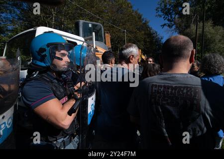 Torino, Italien. September 2024. La polizia in tenuta antisommossa sgombera i manifestanti che bloccavano l'accesso al cantiere della cittadella dello Sport al parco del Meisino a Torino, Italia - Cronaca - Lunedi 9 settembre 2024 - ( Foto Alberto Gandolfo/LaPresse ) die Demonstranten, die den Zugang zur Baustelle der sportzitadelle im Park der sportzitadelle im italienischen Park blockierten ( Foto Alberto Gandolfo, 9 September 2024) LaPresse/Alamy Live News Stockfoto