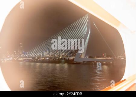 Die Erasmusbrug, oder schlank auf Englisch, vollendete 1996 die Nieuwe Maas, Rhein über Rotterdam Hafen Stockfoto