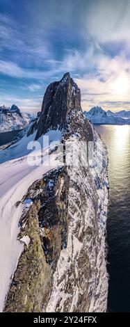 Der Berg Segla ist mit Schnee bedeckt, Norwegen Stockfoto
