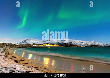 Nordlichter über einem gefrorenen Strand Stockfoto