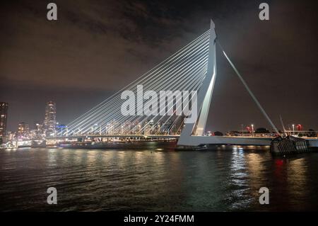 Die Erasmusbrug, oder schlank auf Englisch, vollendete 1996 die Nieuwe Maas, Rhein über Rotterdam Hafen Stockfoto
