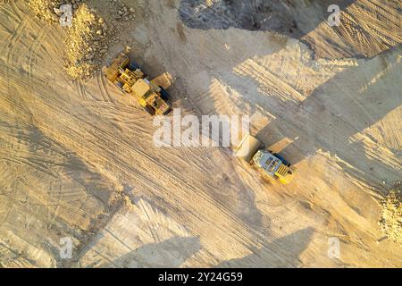 Erdbewegungsmaschinen auf einer Baustelle, Draufsicht mit Drohne Stockfoto