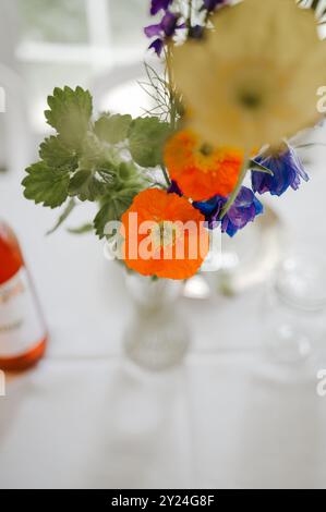 Helles, geblümtes Hochzeitstisch Stockfoto