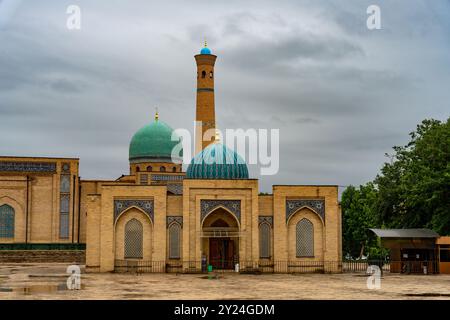 Ein großes Gebäude mit einer blauen Kuppel und einem hohen Turm Stockfoto