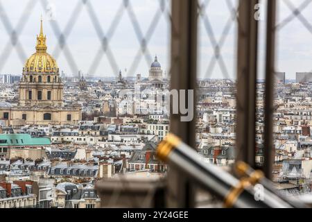 Spektiv am Eiffelturm, Panoramablick auf die französische Hauptstadt, Paris, Frankreich, Teleskop, goldene Kuppel des Invalides und Pantheon im Hintergrund Stockfoto