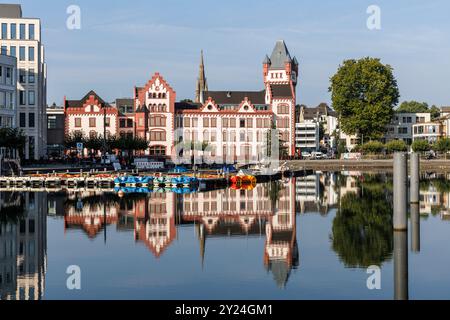 Blick auf das Schloss Hoerde am Phönixsee, viele Jahre lang war das Schloss Verwaltungsgebäude der Hoesch-Hütte Hermannshuette, Dortmund, Ruhr Stockfoto