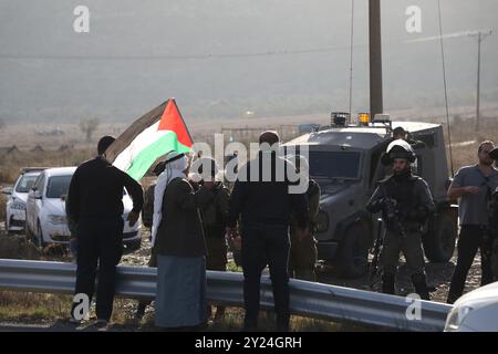 Nablus, Palästina. 28. November 2021. Die Bewohner des Westjordanlands-Dorfes Lubban Ash-Sharqiya konfrontieren israelische Soldaten, während sie sich gegen die jüngsten täglichen Angriffe jüdisch-israelischer Siedler in der Dorfschule versammeln. Das Dorf und die Schule wurden kürzlich von israelischen Siedlern angegriffen, die den Schülern den Zugang zur Schule behinderten und die palästinensische Gemeinschaft unter den Augen der israelischen Streitkräfte einschüchtern. Die jüdisch-israelischen Siedlungen im Westjordanland und in Ostjerusalem wachsen weiter, obwohl sie einen Verstoß gegen das Völkerrecht darstellen Stockfoto