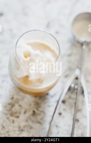Affogato in einem Glas mit Eis und Espresso auf einer Marmoroberfläche Stockfoto