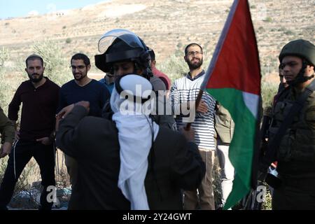 Nablus, Palästina. 28. November 2021. Die Bewohner des Westjordanlands-Dorfes Lubban Ash-Sharqiya konfrontieren israelische Soldaten, während sie sich gegen die jüngsten täglichen Angriffe jüdisch-israelischer Siedler in der Dorfschule versammeln. Das Dorf und die Schule wurden kürzlich von israelischen Siedlern angegriffen, die den Schülern den Zugang zur Schule behinderten und die palästinensische Gemeinschaft unter den Augen der israelischen Streitkräfte einschüchtern. Die jüdisch-israelischen Siedlungen im Westjordanland und in Ostjerusalem wachsen weiter, obwohl sie einen Verstoß gegen das Völkerrecht darstellen Stockfoto