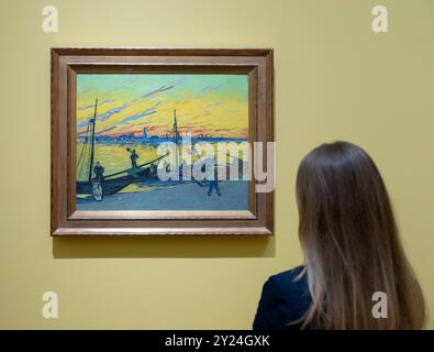 The National Gallery, London, Großbritannien. September 2024. Die Ausstellung van Gogh: Poets and Lovers (14. September 2024-19, Januar 2025) ist die erste Ausstellung der National Gallery, die Vincent van Gogh (1853–1890) gewidmet ist, und die erste Ausstellung, die sich auf die fantasievollen Veränderungen des Künstlers konzentriert. Sie umfasst über 50 Werke mit Leihgaben aus Museen und privaten Sammlungen weltweit. Bild: Vincent van Gogh, The Steevedores, 1888. Private Sammlung. Quelle: Malcolm Park/Alamy Live News Stockfoto