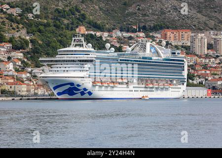 Kreuzfahrtschiff Smaragd Princess in Port Gruž, Dubrovnik Kreuzfahrthafen, Kroatien Stockfoto