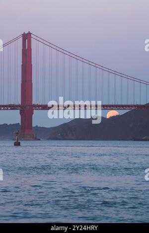 Golden Gate Bridge mit aufsteigendem Mond über der ruhigen Bucht von San Francisco Stockfoto