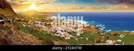 Spanien Strände. Sonnenuntergang Panorama Dorfküste und Bananenfeld auf Teneriffa. Wahrzeichen und Tourismus auf den Kanarischen Inseln. Stockfoto