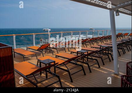 Sonnenliegen und der hintere Swimmingpool an Bord von Cunards neuestem Kreuzfahrtschiff, der Queen Anne, das 2024 ins Leben gerufen wurde Stockfoto