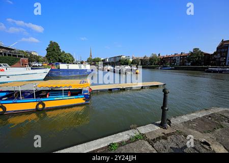 Fährschiff im schwimmenden Hafen mit den farbigen Häusern Redcliffe Parade und St. Mary Redcliffe Church, Bristol. Stockfoto