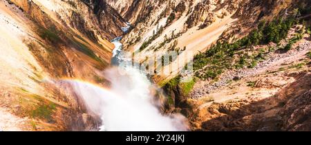 Canyon River mit einem lebhaften Regenbogennebel über dem Wasser. Stockfoto