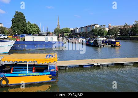 Fährschiff im schwimmenden Hafen mit den farbigen Häusern Redcliffe Parade und St. Mary Redcliffe Church, Bristol. Stockfoto