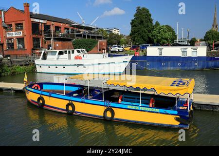 Gelbe Fähre und Mud Dock, der schwimmende Hafen, Bristol. Stockfoto