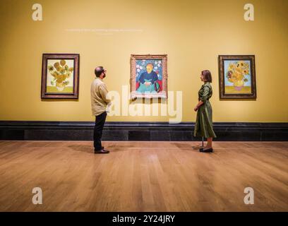 National Gallery, London, Großbritannien. September 2024. (L) Vincent van Gogh Sonnenblumen 1888Öl auf Leinwand(M) La Berceuse (das Schlaflied) 1889 Öl auf Leinwand (R) Leihgabe vom Philadelphia Museum of Art 14. September 2024 - 19. Januar 2025.Paul Quezada-Neiman/Alamy Live News ff Credit: Paul Quezada-Neiman/Alamy Live News Stockfoto