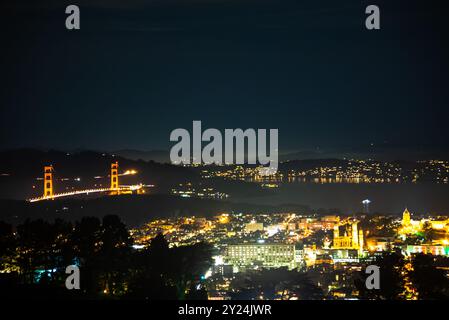 Golden Gate Bridge bei Nacht mit Stadtlichtern und Blick auf die Bucht Stockfoto